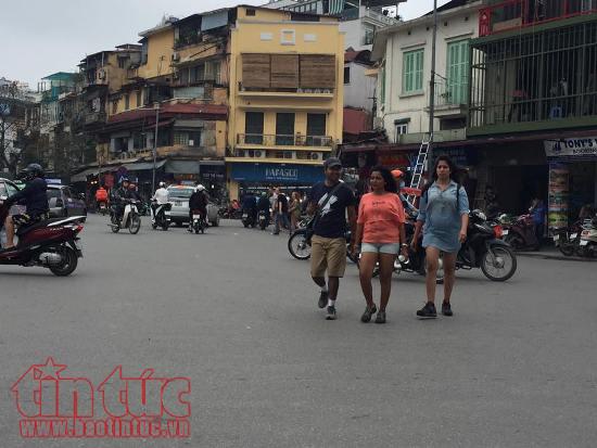 Giao thông không đúng luật, người đi bộ chật vật qua đường ảnh 11